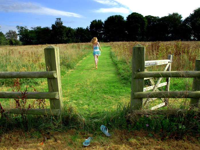 People_Entertainment_and_recreation_Barefoot_on_a_grass_029036_[1] (700x525, 183Kb)