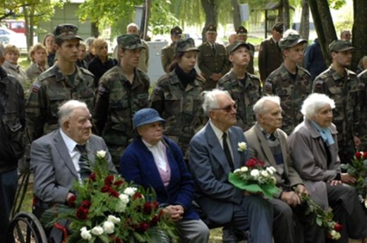 Латыши установили памятник эссесовцам