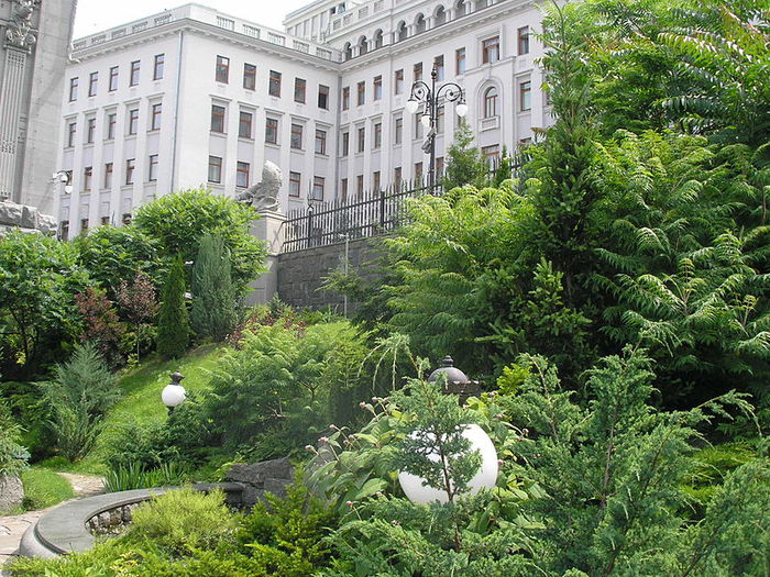 800px-House_with_Chimaeras_gardens (700x525, 146Kb)