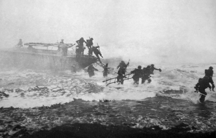 Jack_Churchill_leading_training_charge_with_sword (700x448, 111Kb)