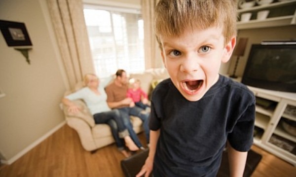 4121583_kids_can_really_throw_tantrums_at_times_eeqdj (600x360, 44Kb)
