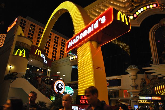 Самые необычные места для McDonalds 11 (700x468, 68Kb)