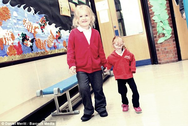Дюймовочка пошла в школу. Фотографии карликовой самой маленькой девочки в мире