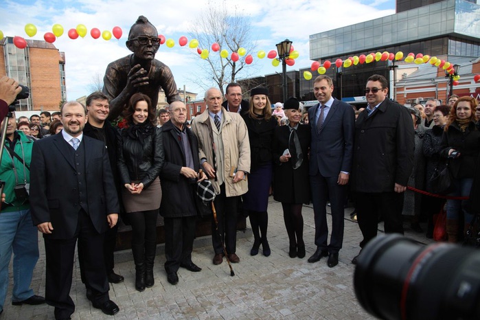 В Иркутске открыли памятник Гайдаю