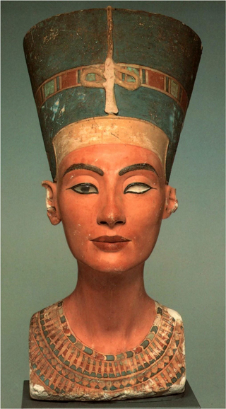 Portret sculptural al reginei Nefertiti Tutmes.  Optsprezecea dinastie.  (Primul sfert al secolului 14. Î.Hr.) pictata de calcar.  Muzee de stat, Berlin  (320x578, 173Kb)