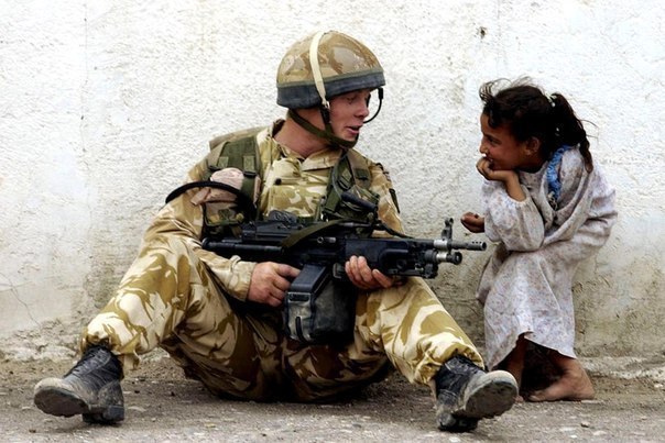 американский-солдат-и-ребёнок (604x403, 72Kb)