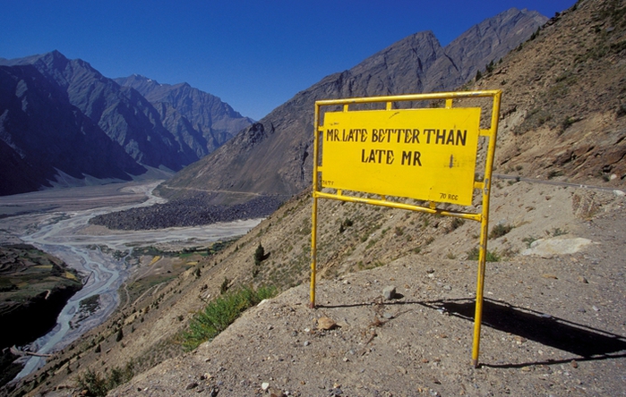 «На этом участке аварии запрещены». Необычные дорожные знаки в Гималаях