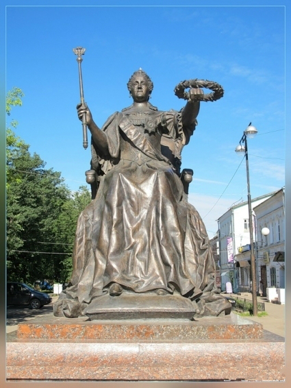 В ТВЕРСКОЙ ОБЛАСТИ ВАНДАЛЫ ИЗУРОДОВАЛИ ПАМЯТНИК Екатерина Вторая в Вышнем Волочке лишилась скипетра