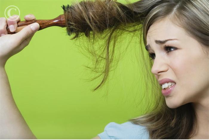 woman-with-hair-tangled-in-hair-brush-42-18218431 (700x469, 36Kb)