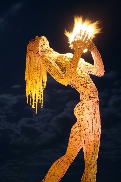 3368205_womanholdingfiresculpture (466x700, 84Kb)