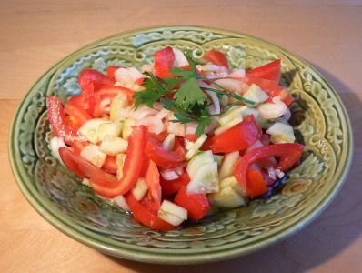 salat-iz-svezhix-ogurcov-i-pomidorov (398x300, 25Kb)