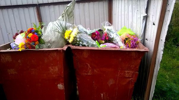 Фото цветы букета на мусорке Фото цветы букета на мусорке