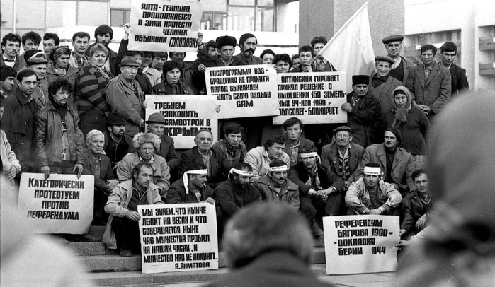 Голодовка крымских татар на площади Ленина в Симферополе 2 r2 (700x406, 212Kb)