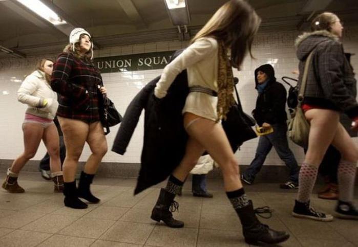Нью-Йорк. День в метро без штанов (9 фото агентства Reuters)
