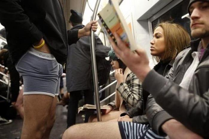 Нью Йорк. День в метро без штанов (9 фото агентства Reuters)