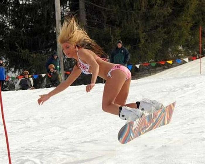 Катание на лыжах в бикини (20 фото)