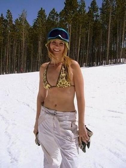 Катание на лыжах в бикини (20 фото)