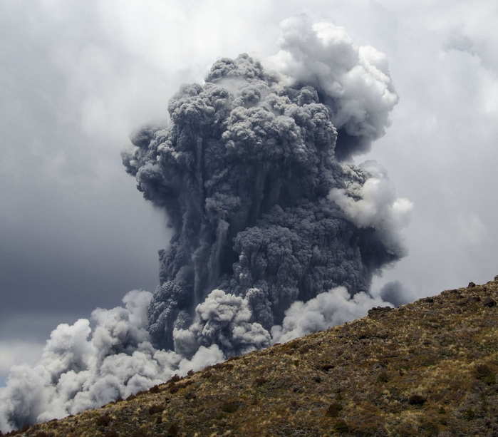 Видео извержения вулкана на месте съемок «Властелина колец»/2447247_vylkan (700x613, 143Kb)