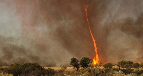 Огненный торнадо в Австралии. Видео, фотографии. Необычный смерч в Алис-Спрингс