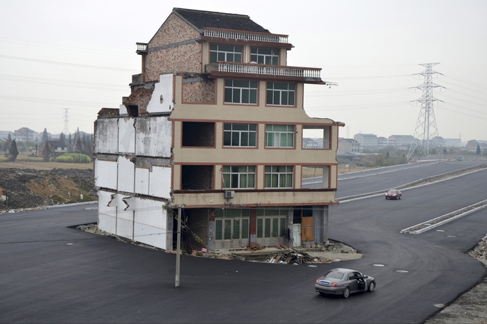 Фотографии домов посреди дороги в Китае