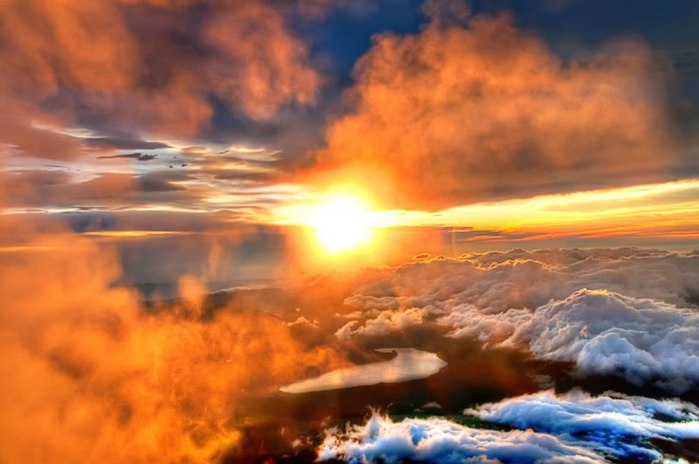 Восход солнца с вершины горы Фудзи (700x464, 54Kb)