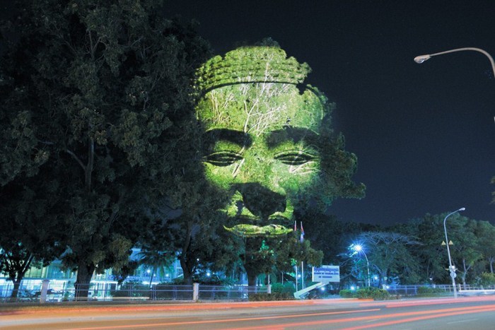 Световая инсталляция 'Деревья Камбоджи'