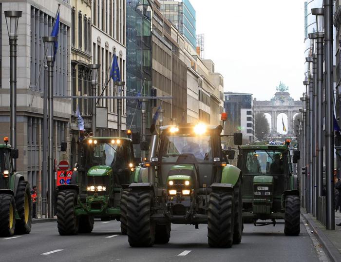 Европейские фермеры пришли в Брюссель с молоком