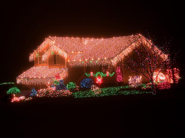 iStock-382200_christmas-lights-roof-covered-lights_s4x3_lg (616x462, 47Kb)