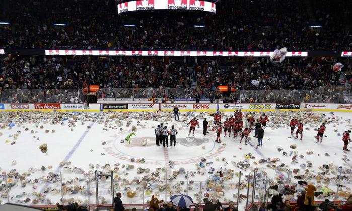 Зрители хоккейного матча между Calgary Hitmen и Kootenay Ice пожертвовали десятки тысяч плюшевых медведей