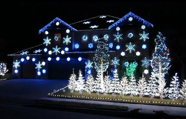 Поющие дома или рождественские лазерные шоу
