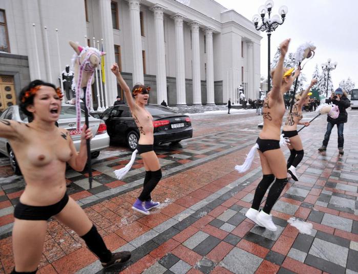 Активистки Femen провели 'вход конем'