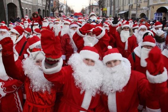 Велопробег Санта-Клаусов в Риме и парад Дедов Морозов в Рыбинске. Фотографии
