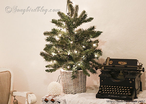 Christmas-decorating-in-the-bedroom-via-Songbirdblog-3 (600x425, 186Kb)