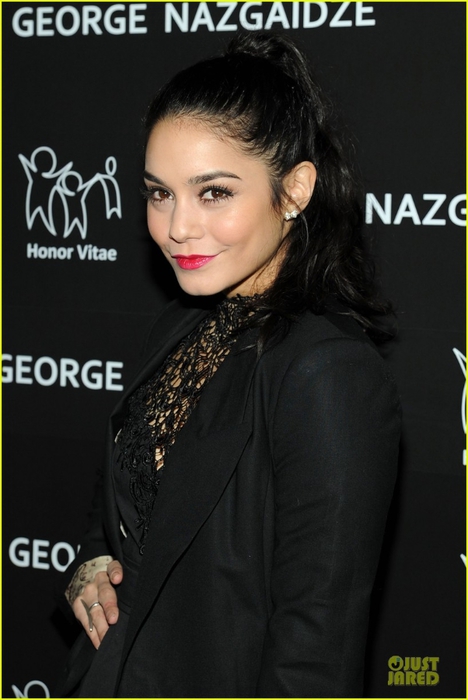 vanessa-hudgens-charity-meets-fashion-holiday-celebration-02 (468x700, 186Kb)