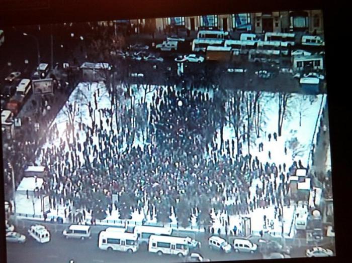 На Лубянскую площадь пришли тысячи людей