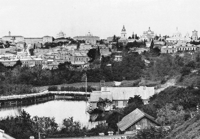 658348_Vid_cherez_Meringovskii_sad_na_nineshnie_ylicy_Gorodeckogo_i_ploshad_Franko__1880 (700x486, 154Kb)