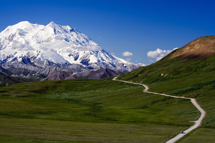 Down-the-valley-towards-Denali-on-this-beautiful-day-with-the-one-park-road-winding-its-way (700x466, 91Kb)