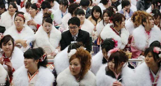 Юные японки празднуют вступление во взрослую жизнь. Фотографии