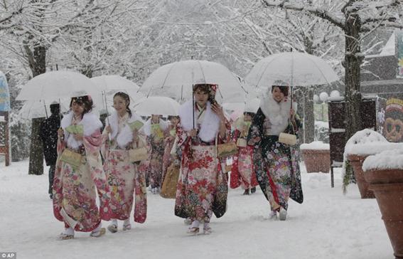 Юные японки празднуют вступление во взрослую жизнь. Фотографии