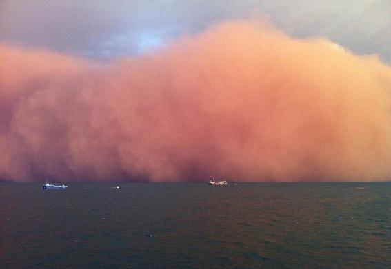 Багровая буря в западной Австралии. Фотографии, видео