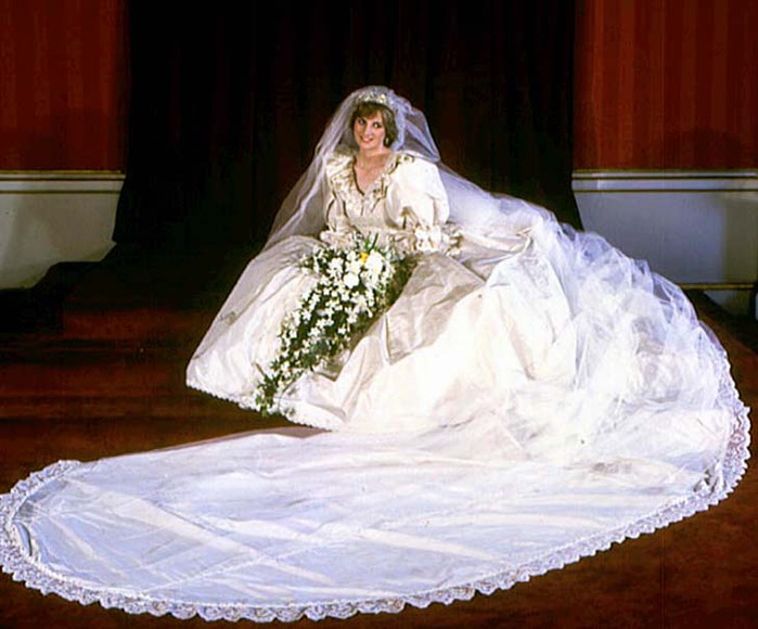 Свадебное платье и балетки принцессы Дианы были проданы за 140 000 евро.