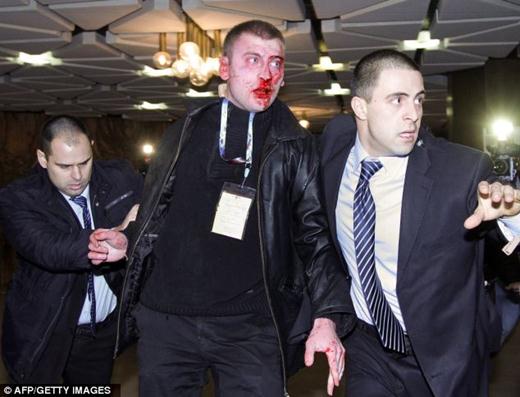 Болгарского политика пытались убить из газового пистолета на конференции в Софии. Фотографии