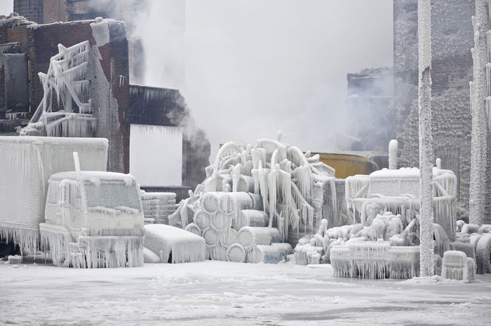 'Ледяной куб' из заброшенного склада в Чикаго