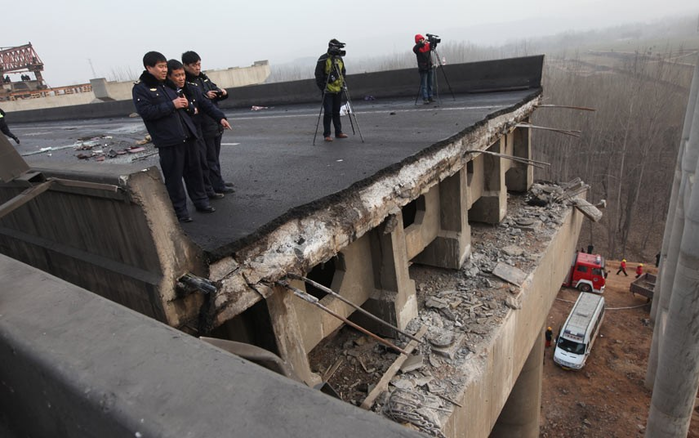Взорвавшийся грузовик с петардами обрушил мост