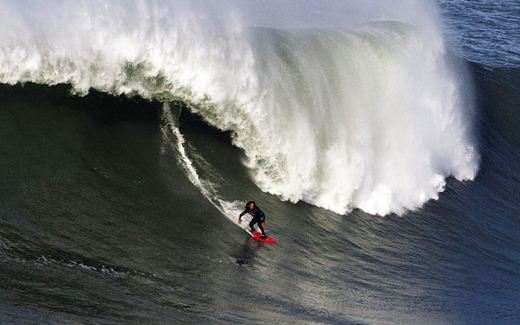 Серфер на рекордной волне у берегов Португалии. Фотографии
