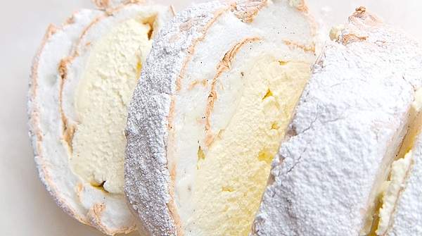 91589276_Rulet_s_beze_i_vzbitoj_smetanoj1 (600x335, 28Kb)