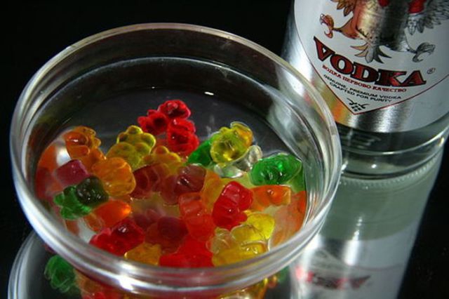 Пьяный мишка/3132812_1361293449_vodka_gummies_03 (640x426, 118Kb)