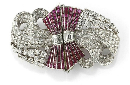 4463379_A_RUBY_AND_DIAMOND_DOUBLE_CLIP_BROOCH_BY_ILLARIO_with_makers_mark_for_Illario_circa_1940 (554x365, 150Kb)