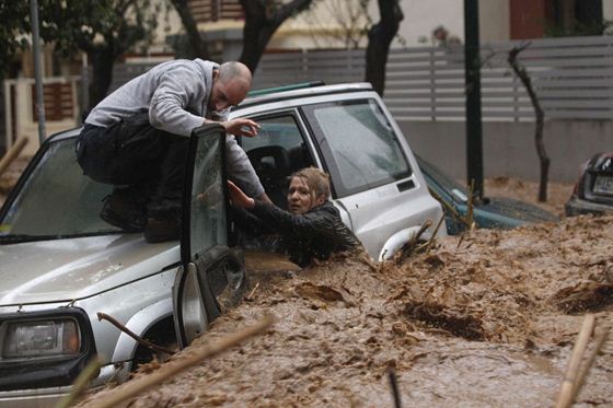 Драматическое спасение женщины из автомобиля в Греции Фотографии