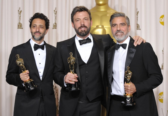 Грант Хеслов, Бен Аффлек и Джордж Клуни позируют со статуэтками «Оскара»